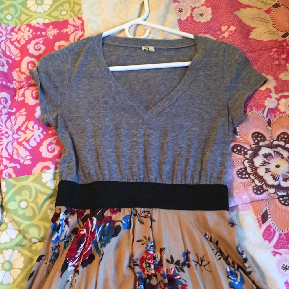 Adorable v neck floral dress - Picture 3 of 4